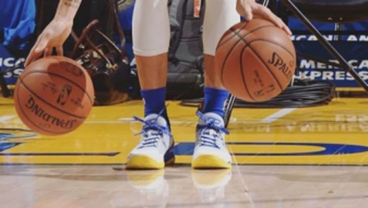 curry dunks on feet