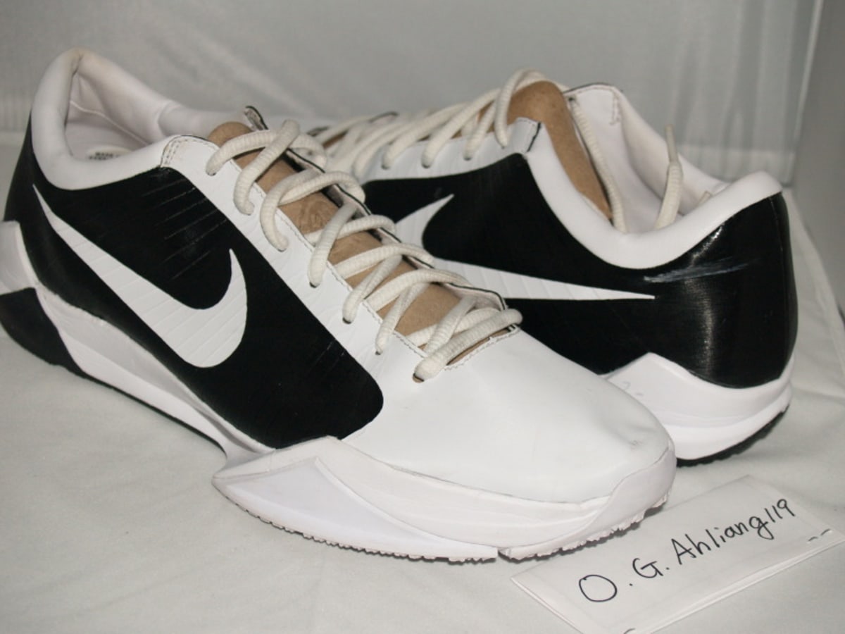kobe bryant white and black shoes