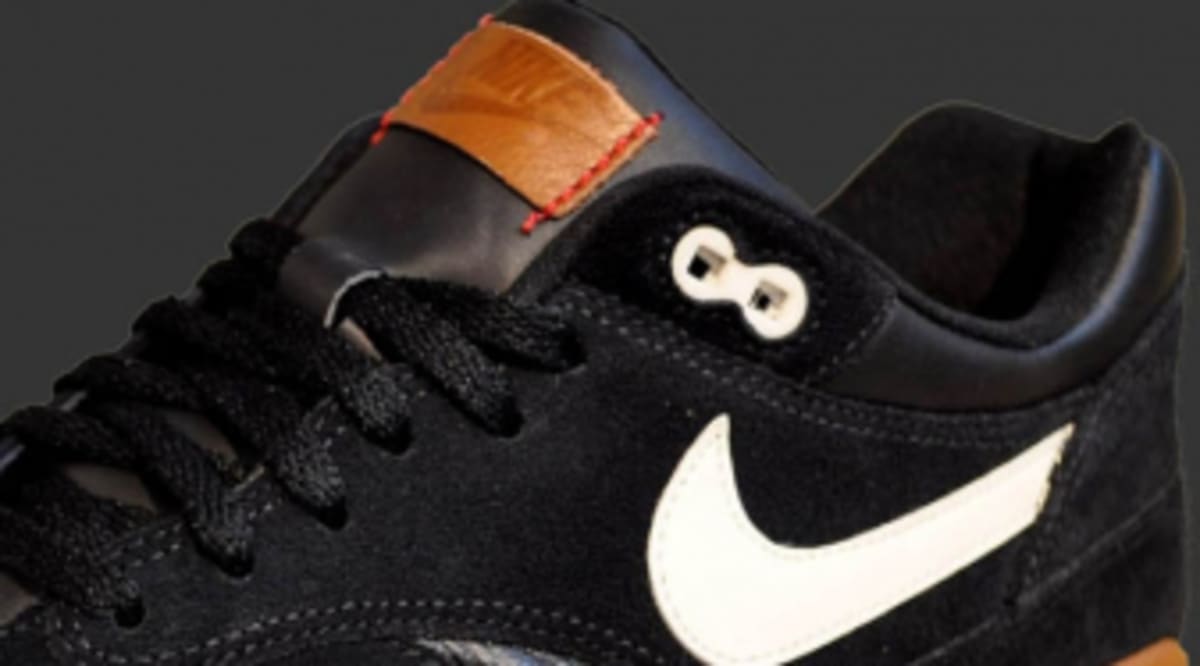 black nikes with brown sole