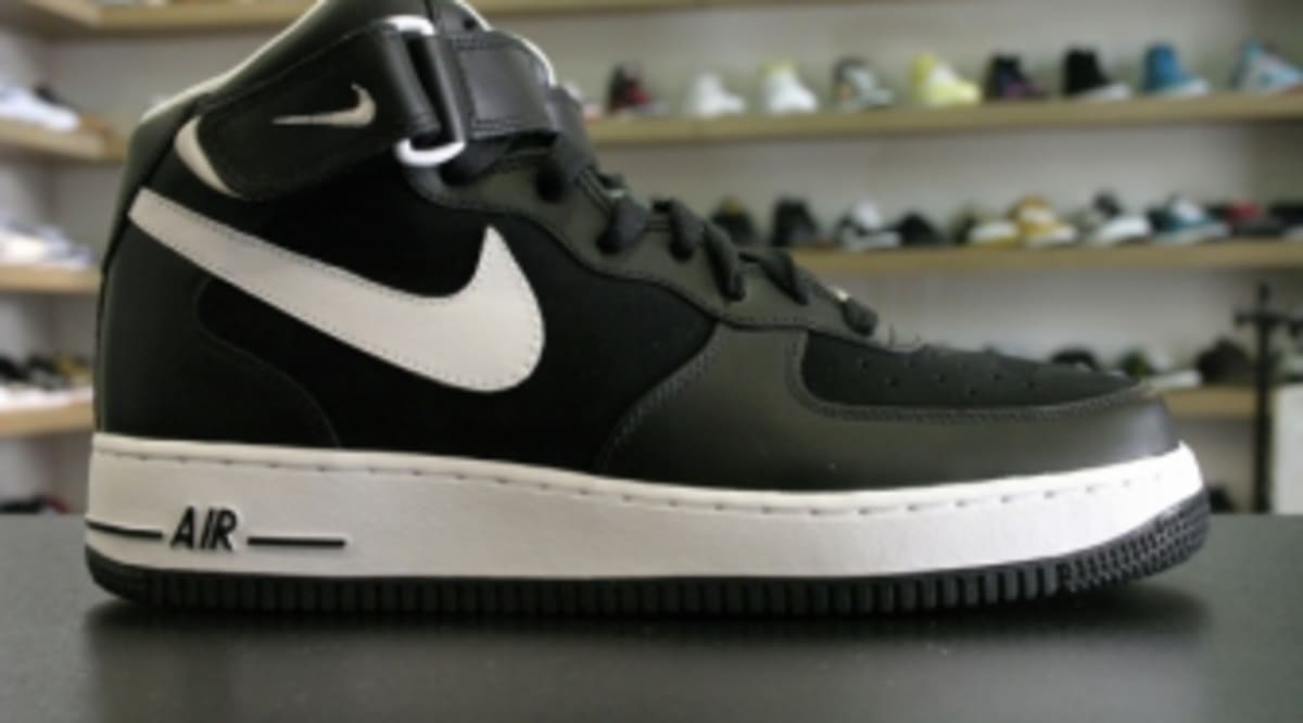 nike sf air force 1 mid black white