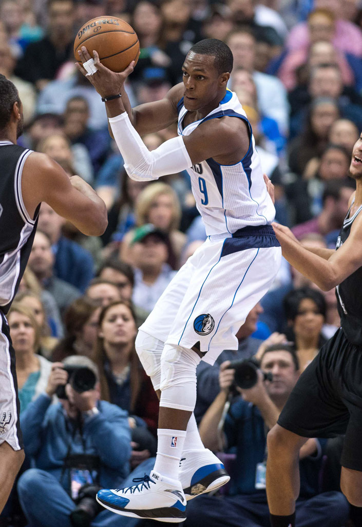 Rajon Rondo wearing ANTA RR2 White/Blue (2)