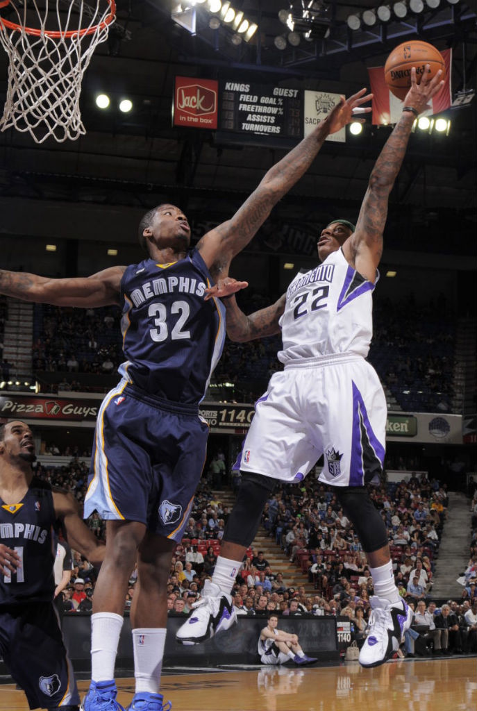 Isaiah Thomas wearing Reebok Kamikaze II PE (2)