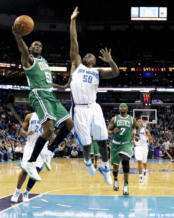 Keyon Dooling wearing Rajon Rondo's Nike Shoes (6)