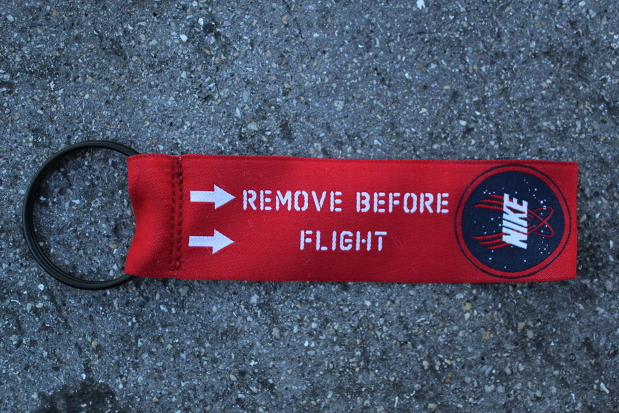 Remove перевод на русский. Лента remove before Flight. Вымпел remove before Flight. Часы remove before Flight. Remove before Flight на самолете.