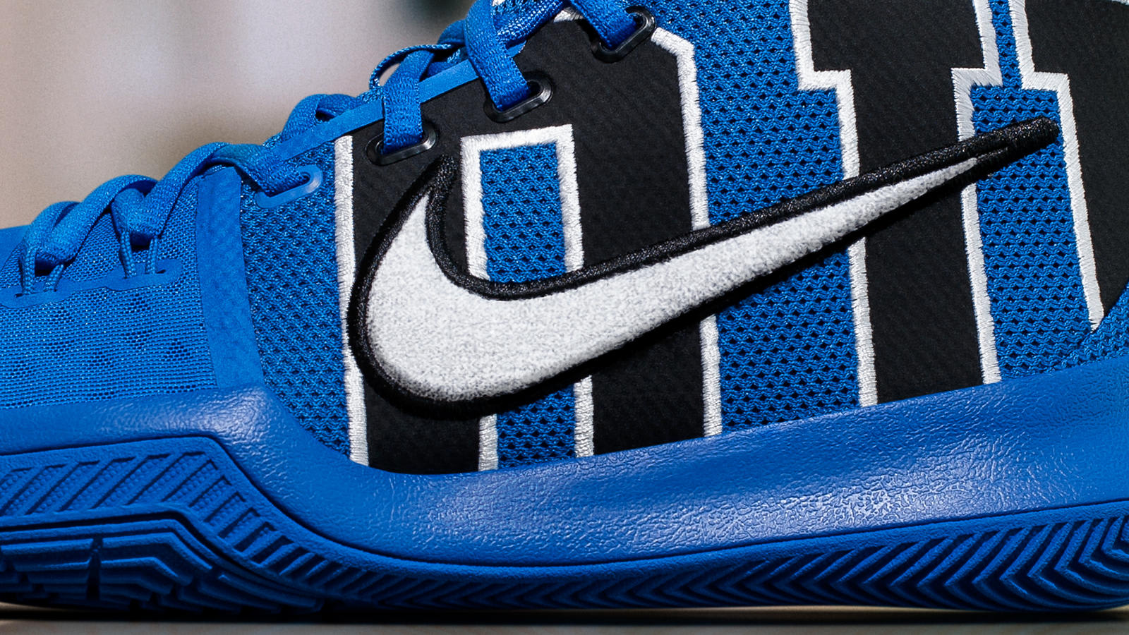 kyrie 3 duke foot locker