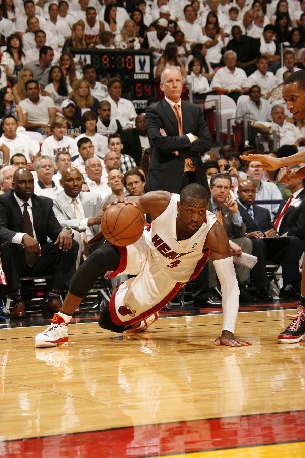 Dwyane Wade debuts Jordan Fly Wade PE