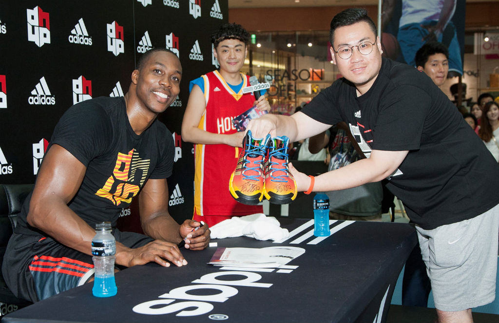 Dar una vuelta Costoso Hacer Dwight Howard Wears "World Tour" adidas D Howard 4 In Seoul | Complex