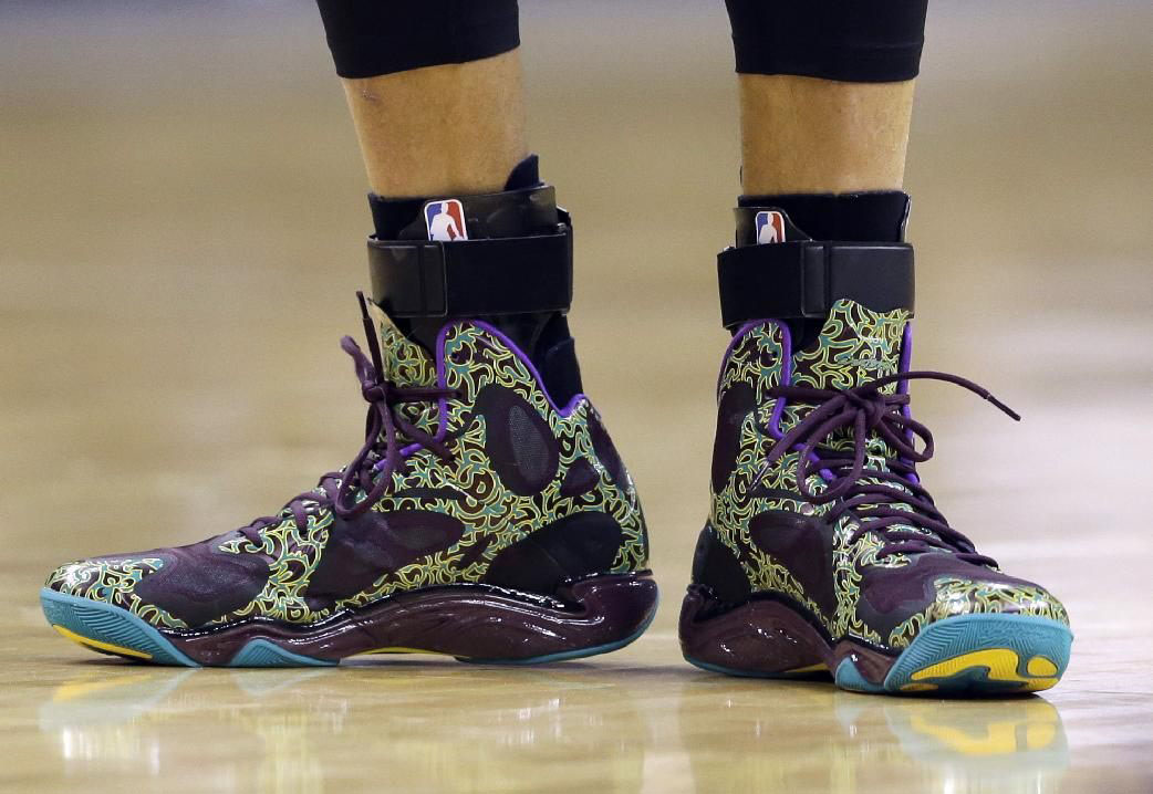 Stephen Curry Wears 'Mardi Gras' Under Armour Anatomix Spawn PE (1)