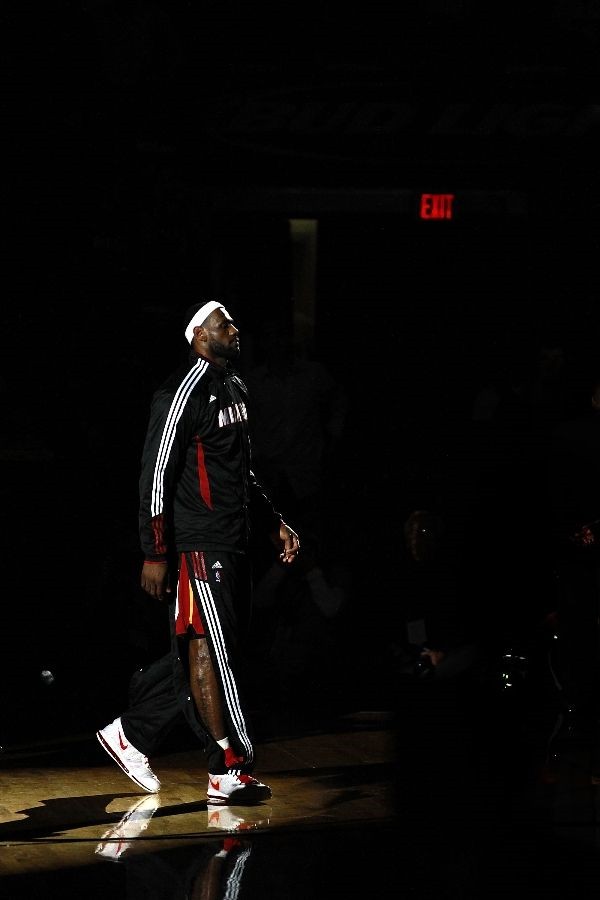 LeBron James Debuts New LeBron 8 V/2 Colorway 