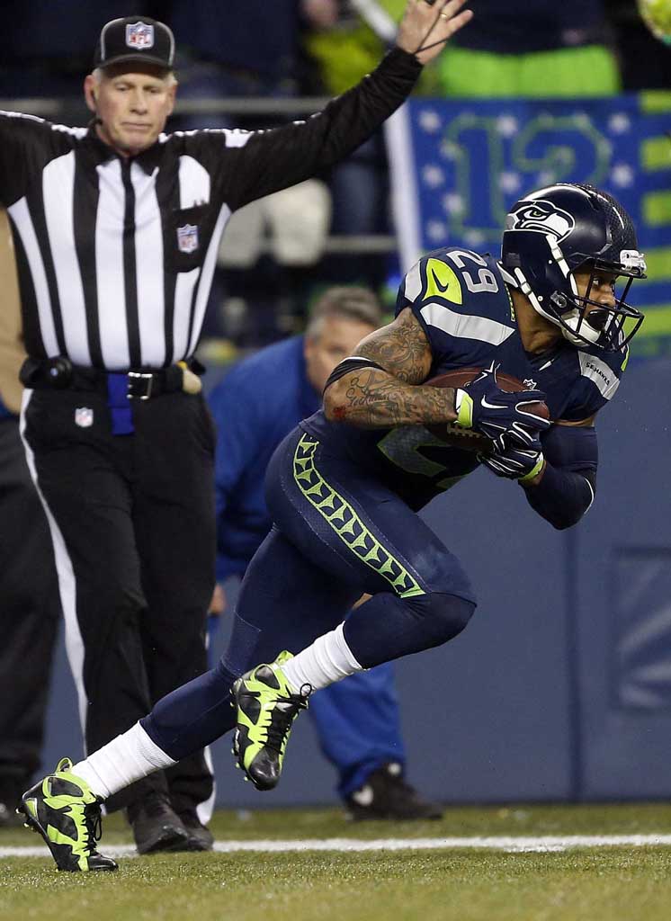 Earl Thomas wearing Air Jordan VII 7 Black/Green PE Cleats (1)