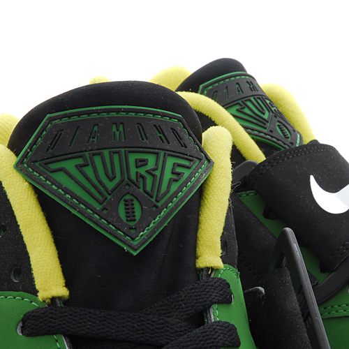 Nike Air Diamond Turf Oregon Ducks tongue detail