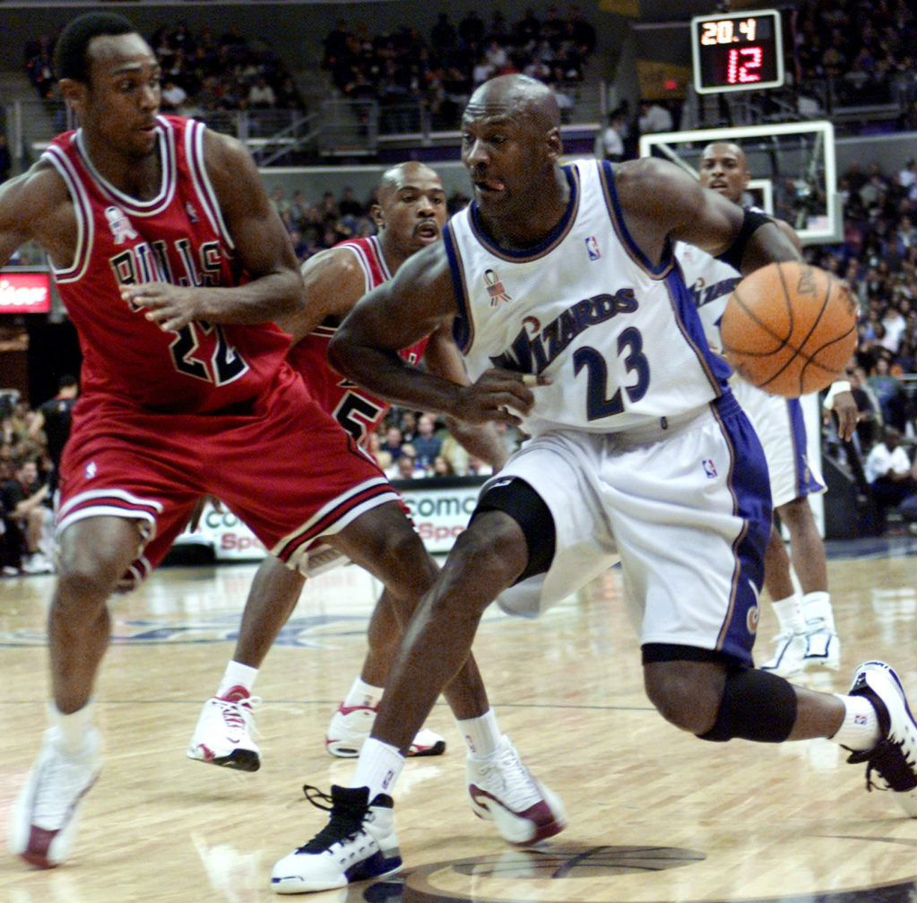 Michael Jordan Scores 30,000th Point in the Air Jordan XVII 17 White Blue (2)