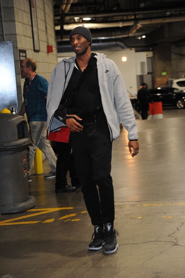 Kobe Bryant wearing Nike Kobe X 10 Black/Silver (2)