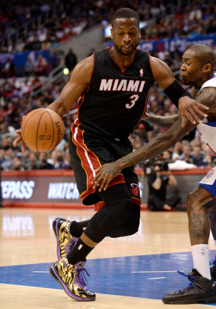 Dwyane Wade wearing Li-Ning Way of Wade 2 Black/Gold-Purple PE