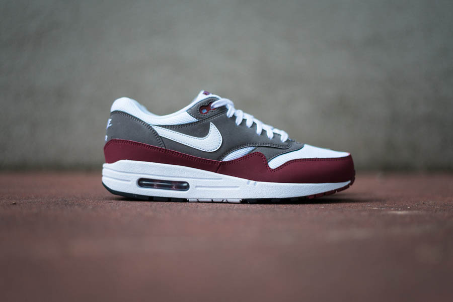 nike air max 1 essential white team red