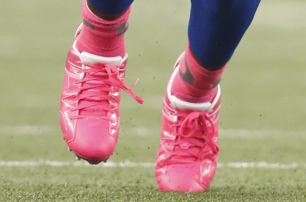 Dez Bryant wearing Air Jordan VI 6 Low Breast Cancer Awareness Pink Cleats (2)