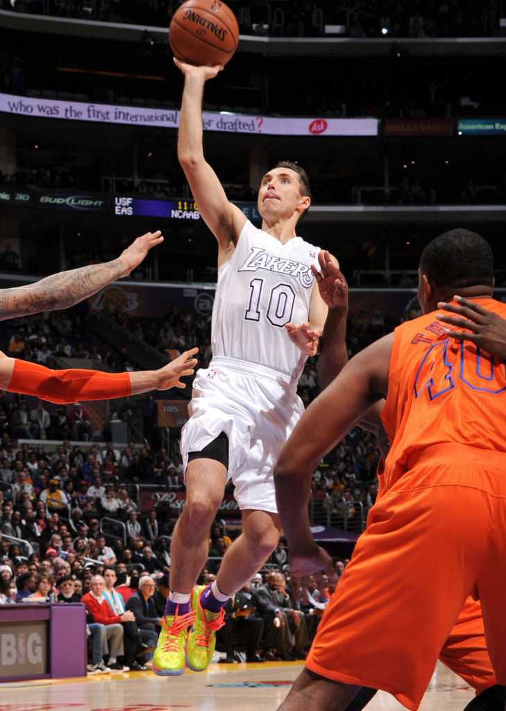 Steve Nash wearing Nike Lunar Hypergamer Low Christmas PE (3)