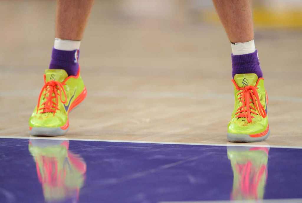 Steve Nash wearing Nike Lunar Hypergamer Low Christmas PE (2)