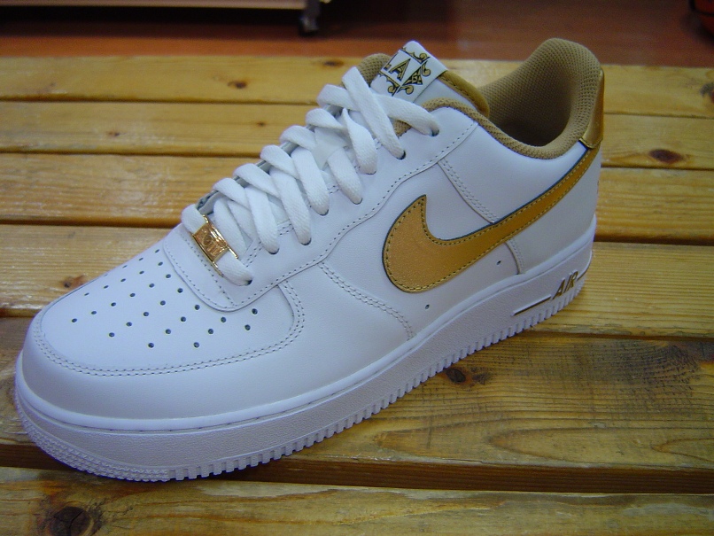 Nike air force deals 1 gold stars