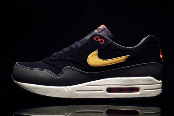 Nike air max 1 black store and gold