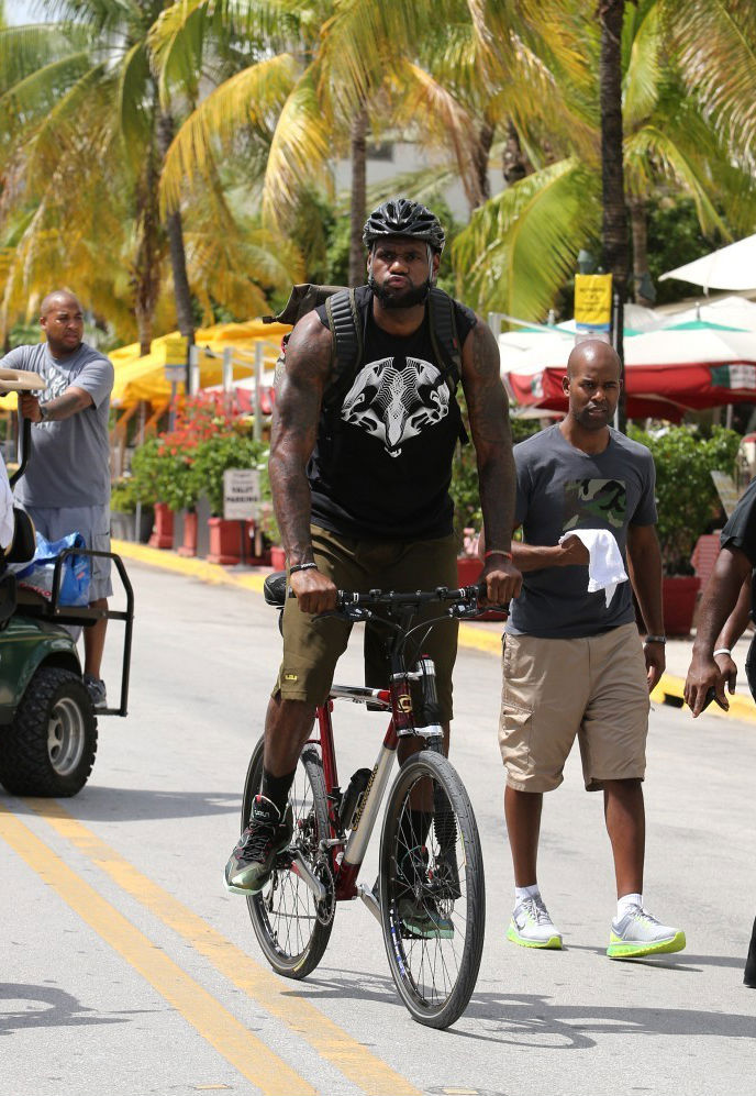 LeBron James wearing Nike LeBron XI Parachute Gold (6)