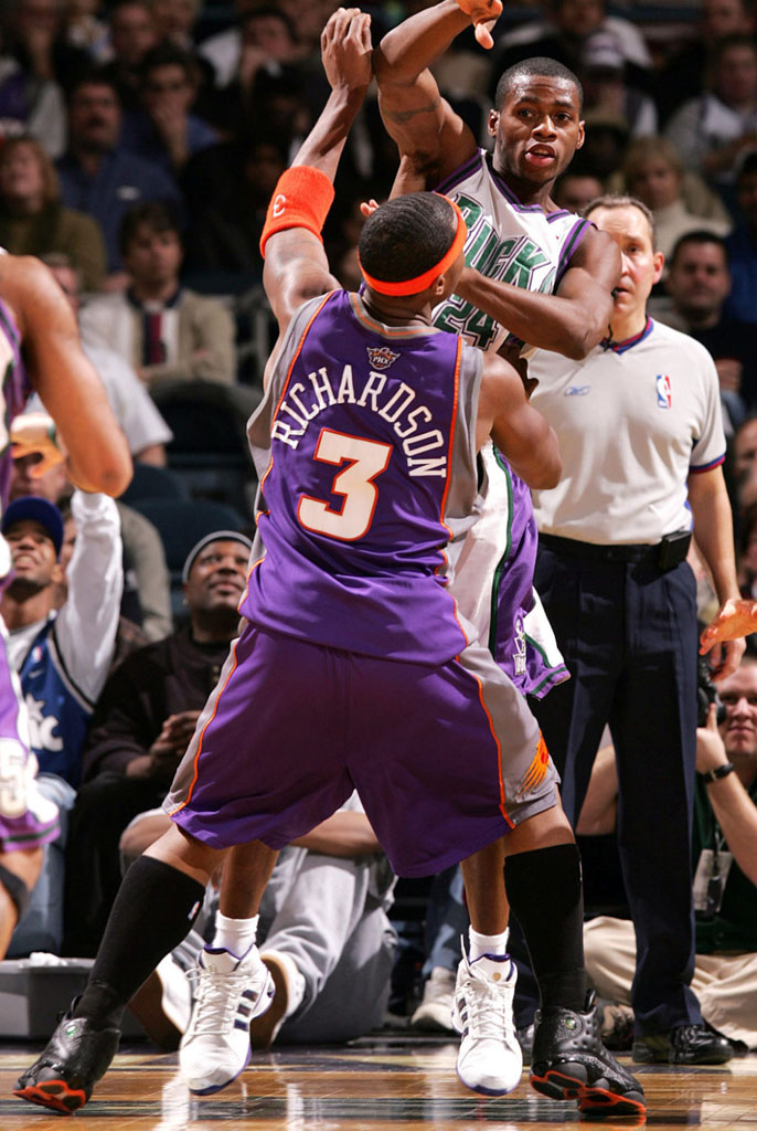 Quentin Richardson wearing Air Jordan XIII 13 Phoenix Suns Away PE