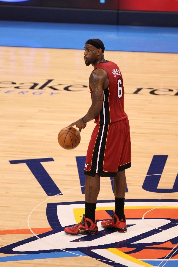 LeBron James wears Nike LeBron 9 P.S. Elite Finals Red (14)