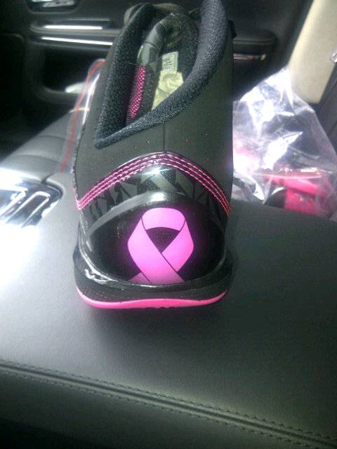 Under armour hotsell breast cancer sneakers