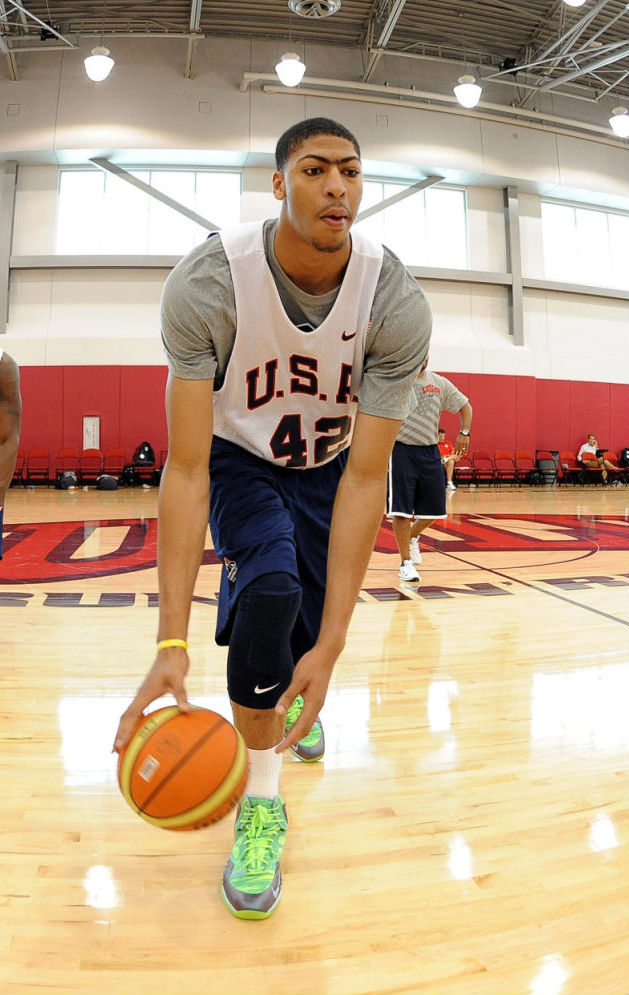 Anthony Davis wearing Nike Air Max Hyperposite Grey Silver Green (2)