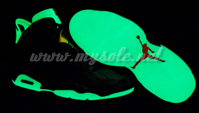 glow in the dark retro jordans