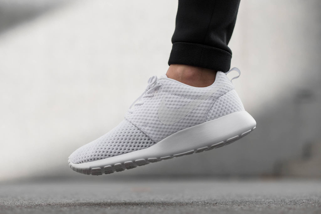 all white nike roshe run