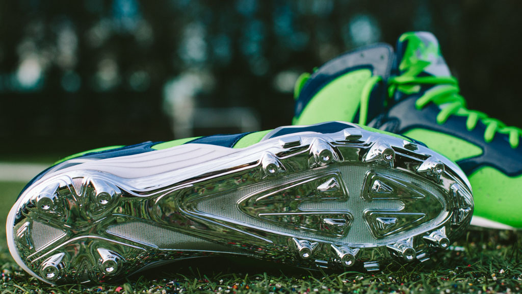 Earl Thomas wearing Air Jordan VII 7 PE Cleats in Super Bowl XLIX (3)