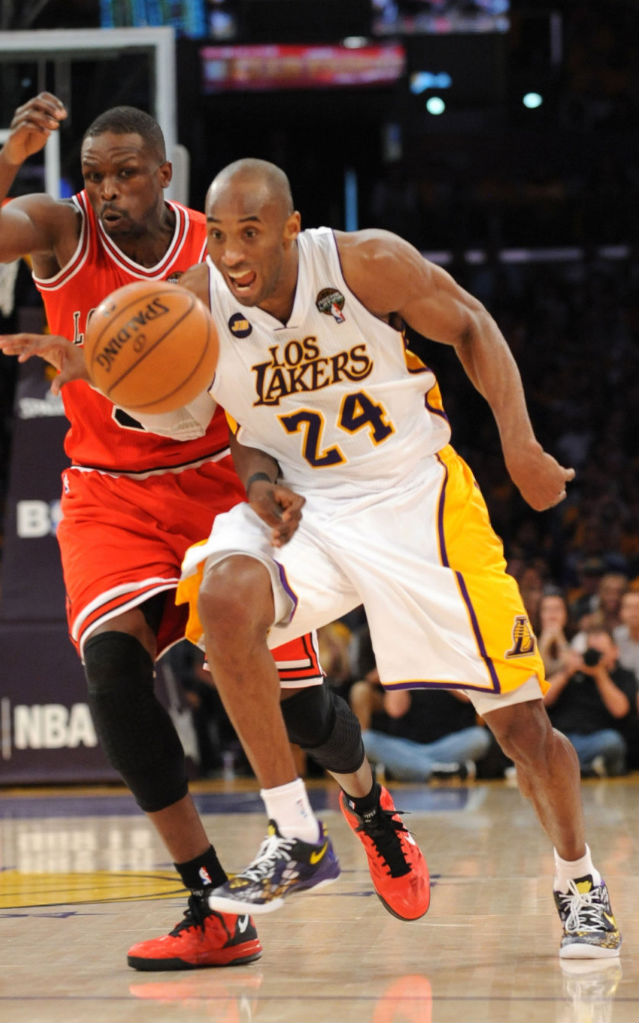 Kobe Bryant wears Fan Designed NIKEiD Kobe 8 System (5)