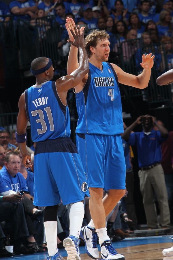 Dirk Nowitzki wearing Nike Zoom Hyperdunk 2011