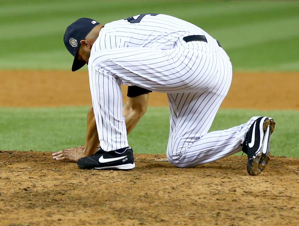 MLB Watch Mariano Rivera Nike Cooperstown final game gathering dirt