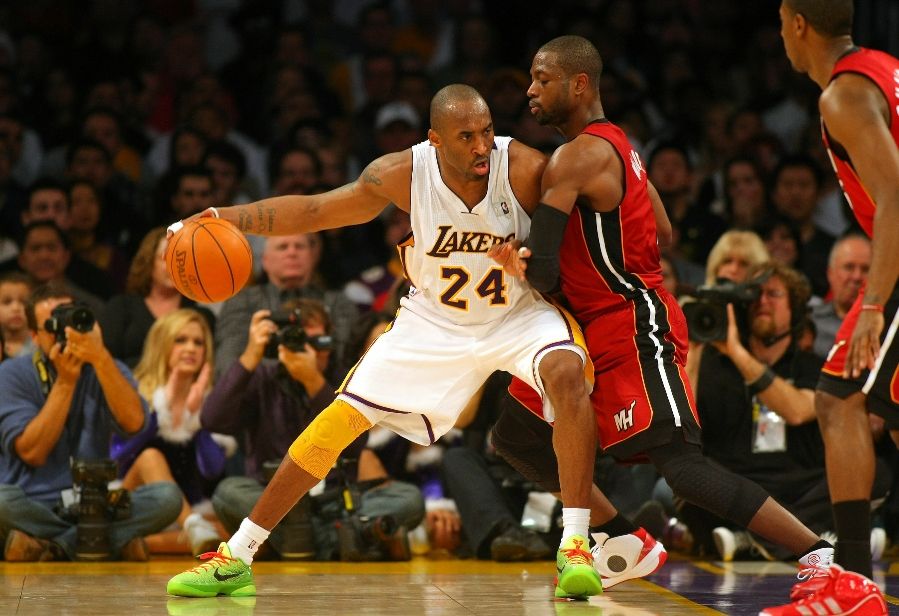 Dwyane Wade wearing the Air Jordan 2010