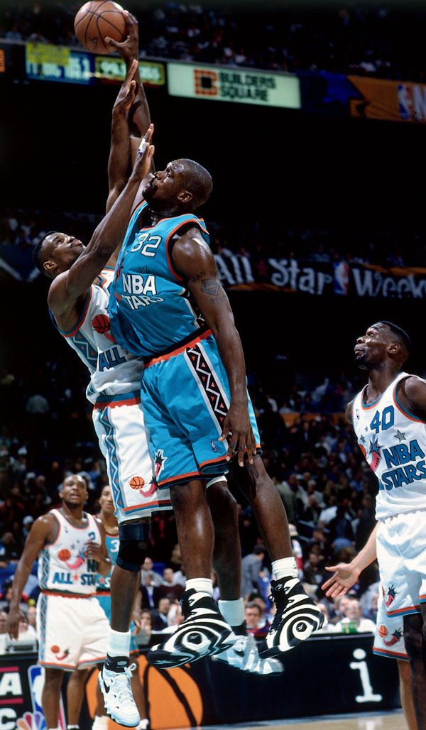 Shaq Posterizes David Robinson in the Reebok Shaqnosis (1)