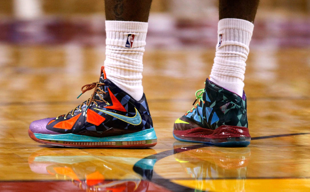 Kevin Durant wearing Nike KD 6 PE, Tony Wroten wearing Jordan