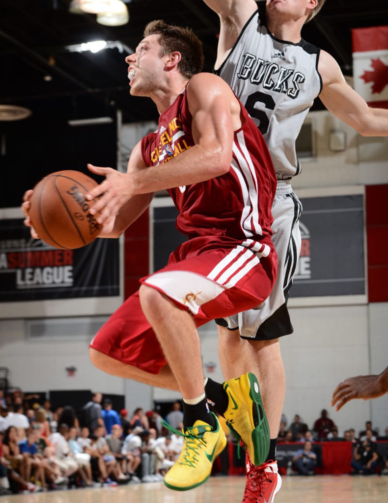 Matthew Dellavedova wearing NIKEiD Kobe 8