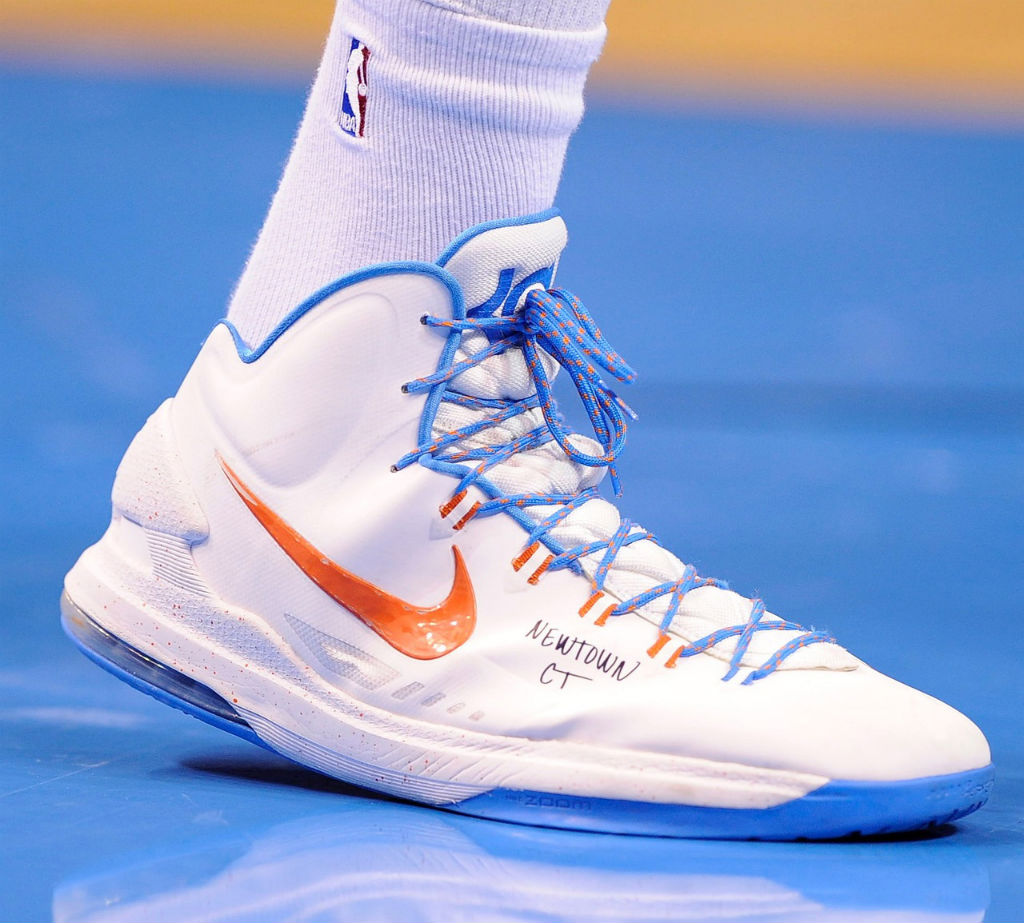 Kevin Durant wears Nike KD V for Newtown, Connecticut (2)