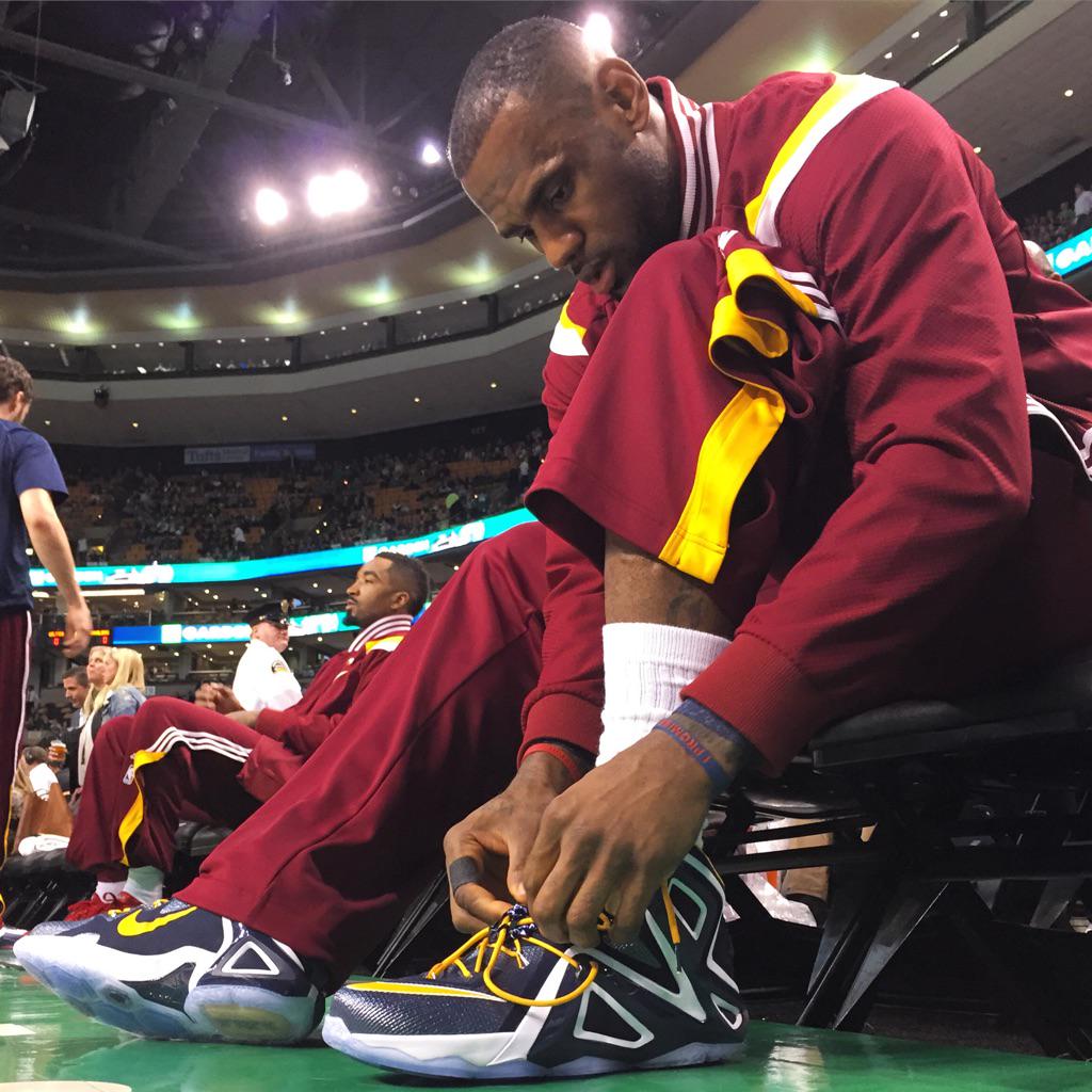 lebron james shoes he wearing tonight