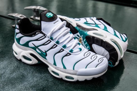 air max plus emerald