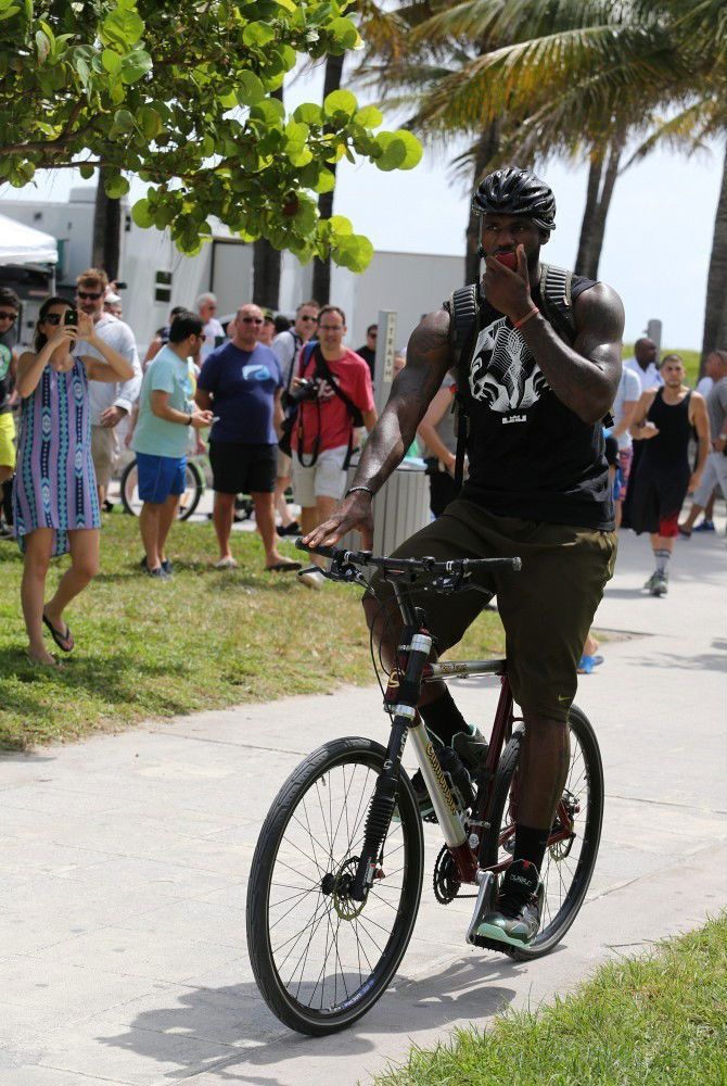 LeBron James wearing Nike LeBron XI Parachute Gold (5)