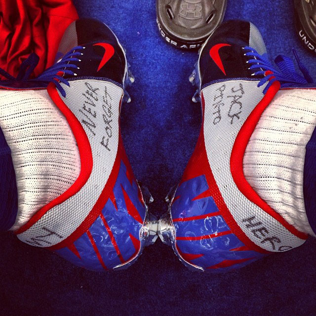 Victor Cruz Honors Sandy Hook & Jack Pinto with Custom Nike Cleats