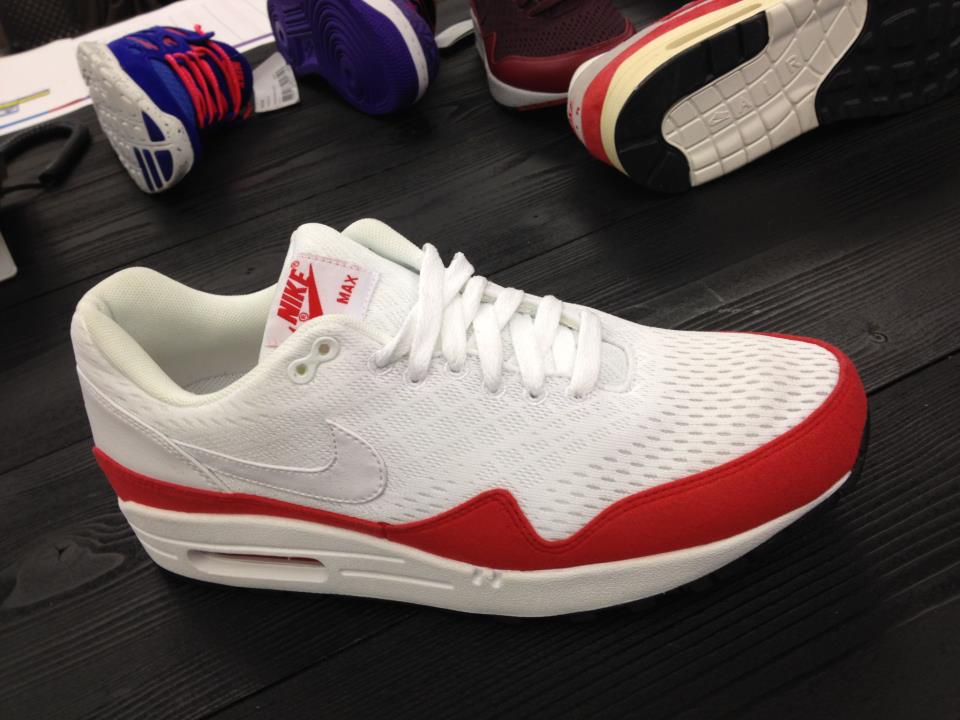 air max one white red