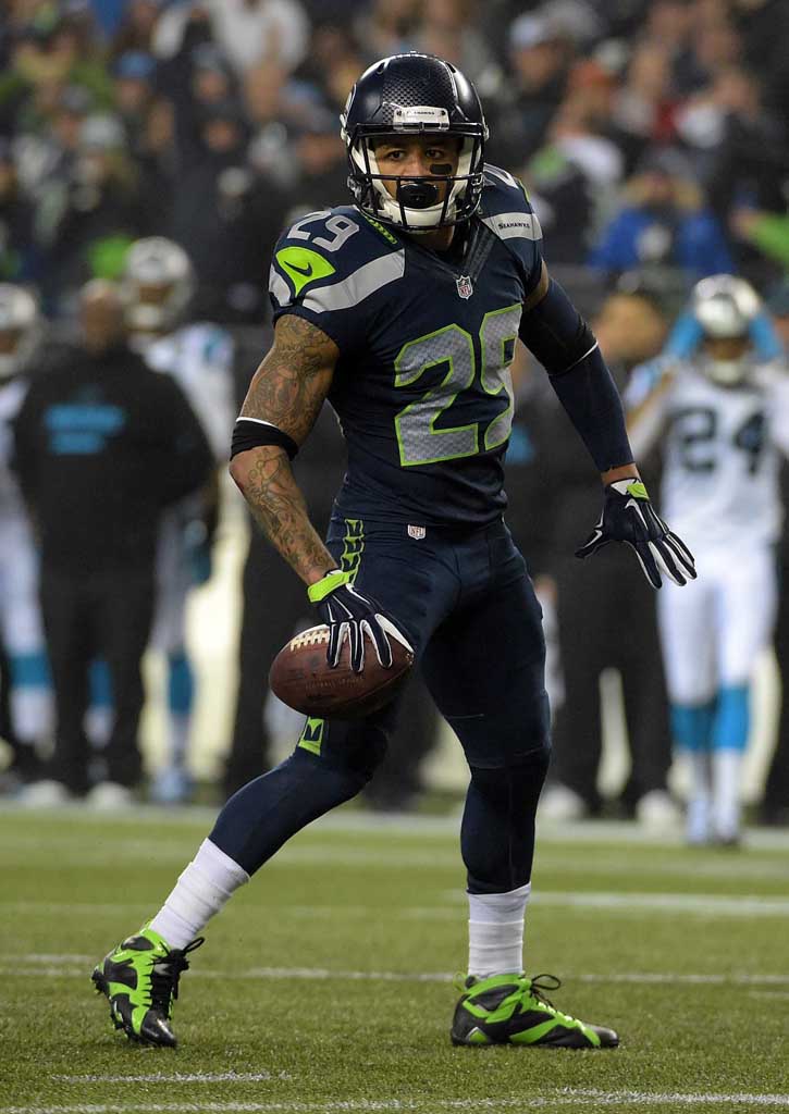 Earl Thomas wearing Air Jordan VII 7 Black/Green PE Cleats (5)