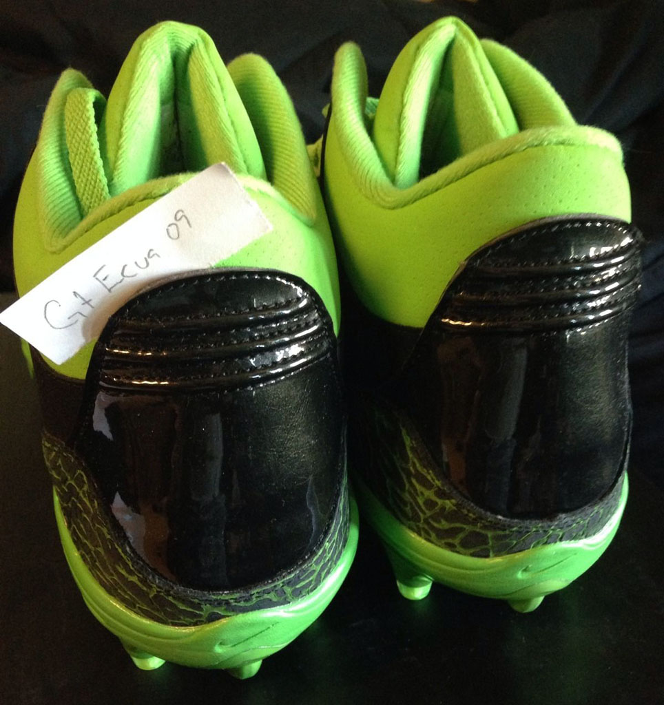 Terrell Owens' Air Jordan 3 'Seahawks' PE Cleats (3)