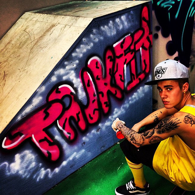 Justin Bieber wearing Vans Old Skool