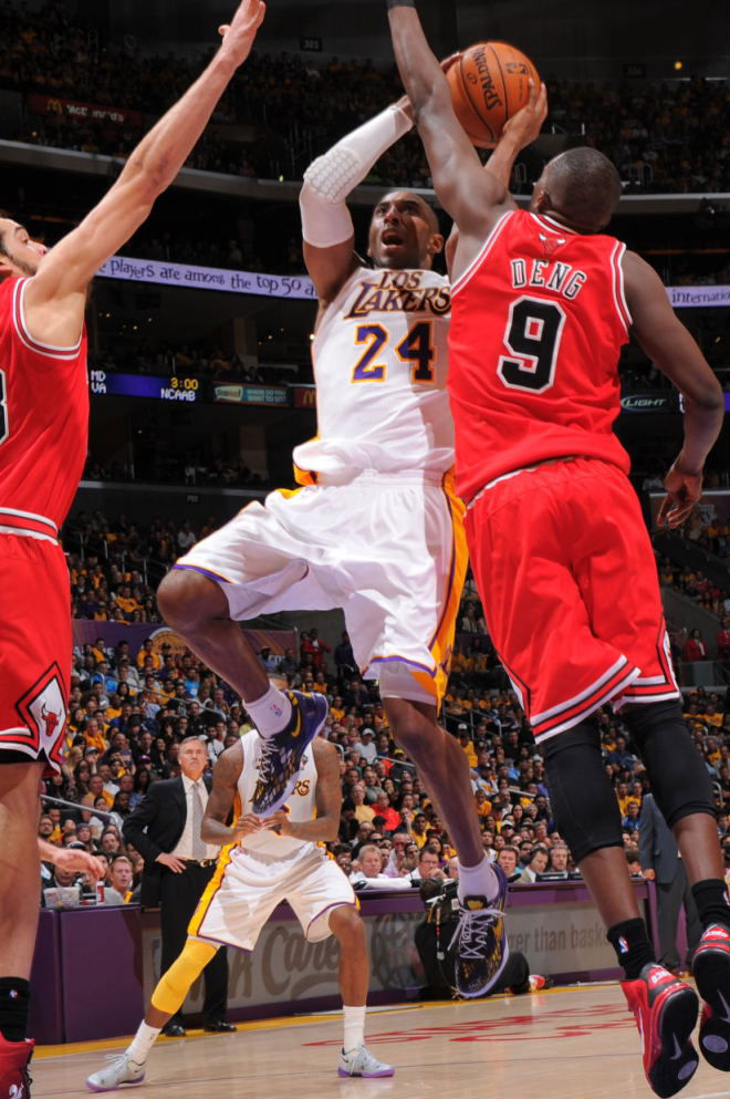 Kobe Bryant wears Fan Designed NIKEiD Kobe 8 System (4)