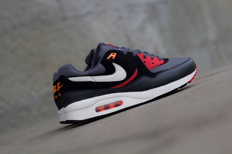 Air max light essential on sale black